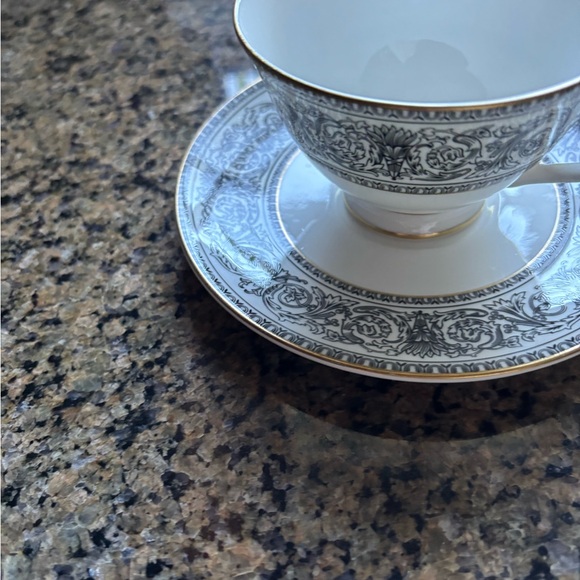 Royal Doulton Elegant White Dinner Plate - Picture 5 of 6